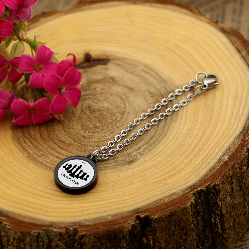 آویز ساعت زنانه ناکسیگو مدل شب تاب طرح شطرنج کد AW7231