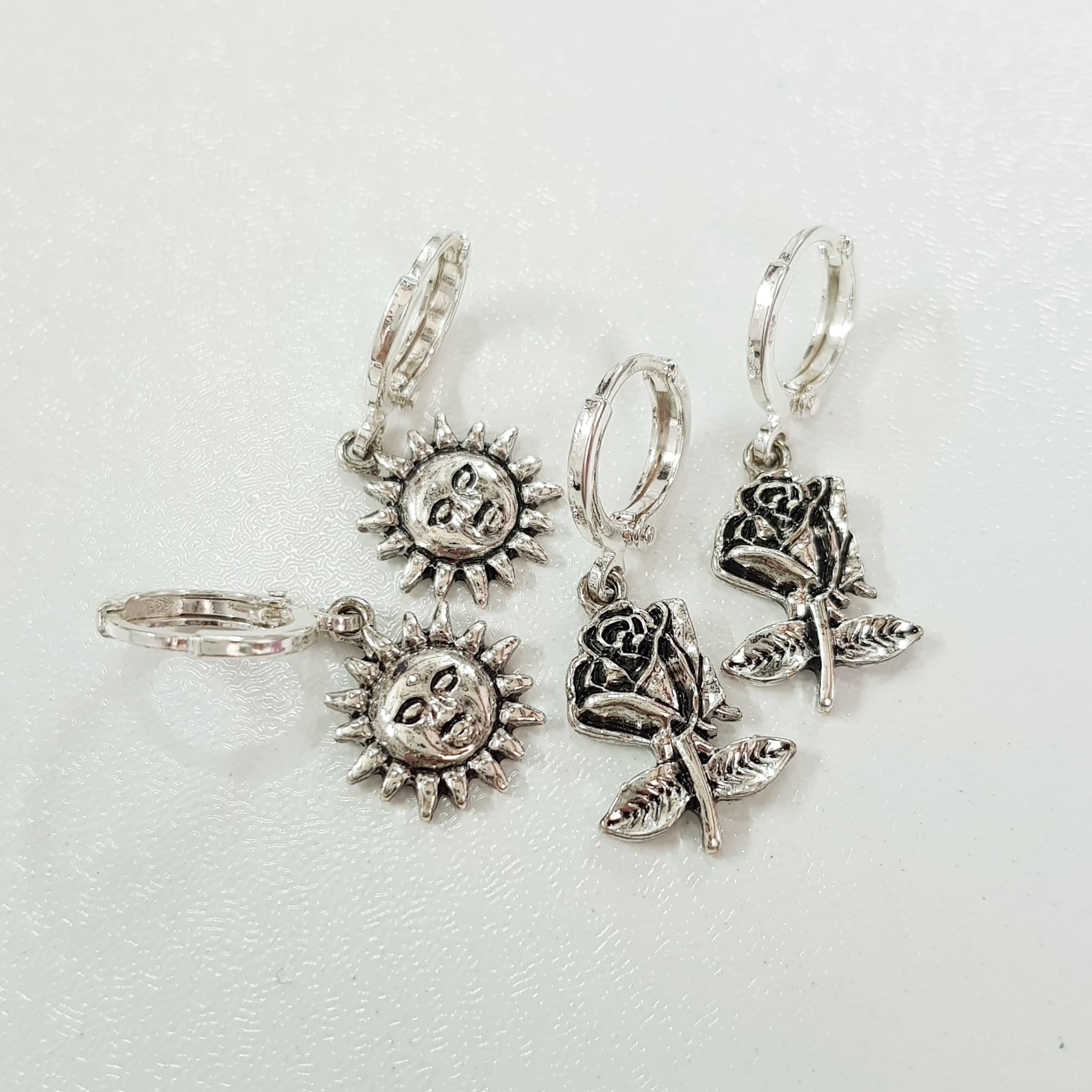 پک دو جفتی گوشواره قفلی نقره ای سیاه قلم آویز گل رز و خورشید برند Accessories
